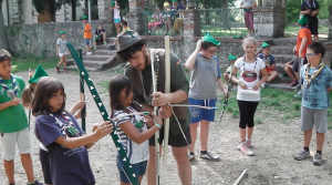 Robin Hood durante la gara di tiro con l'arco, con alcuni suoi aiutanti !!!